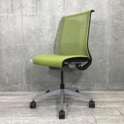 【あなたの座るを考える！ワイヤー構造が体を支える、有名海外メーカー製の定番チェア！座り心地抜群の人気チェア！】■スチールケース（Steelcase）　シンク（think）チェア　肘無ハイバック　メッシュバックタイプ　■グリーン