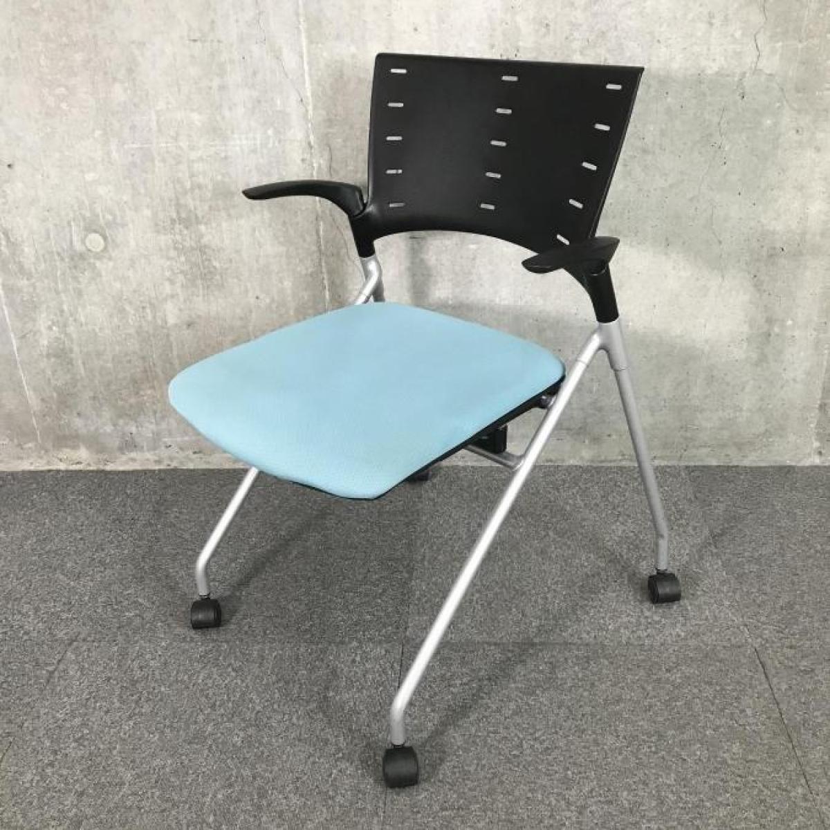 【平行に重ねて省スペース！使い勝手抜群のミーティングチェア！】■イトーキ (ITOKI)　マノス (MANOSS) チェア　ネスティングチェア　ミーティングチェア　肘付き　背パッドなし　■背：ブラック/座ブルー × ブラックシェル　■キャスター付
                        マノスチェア
                                    中古
            