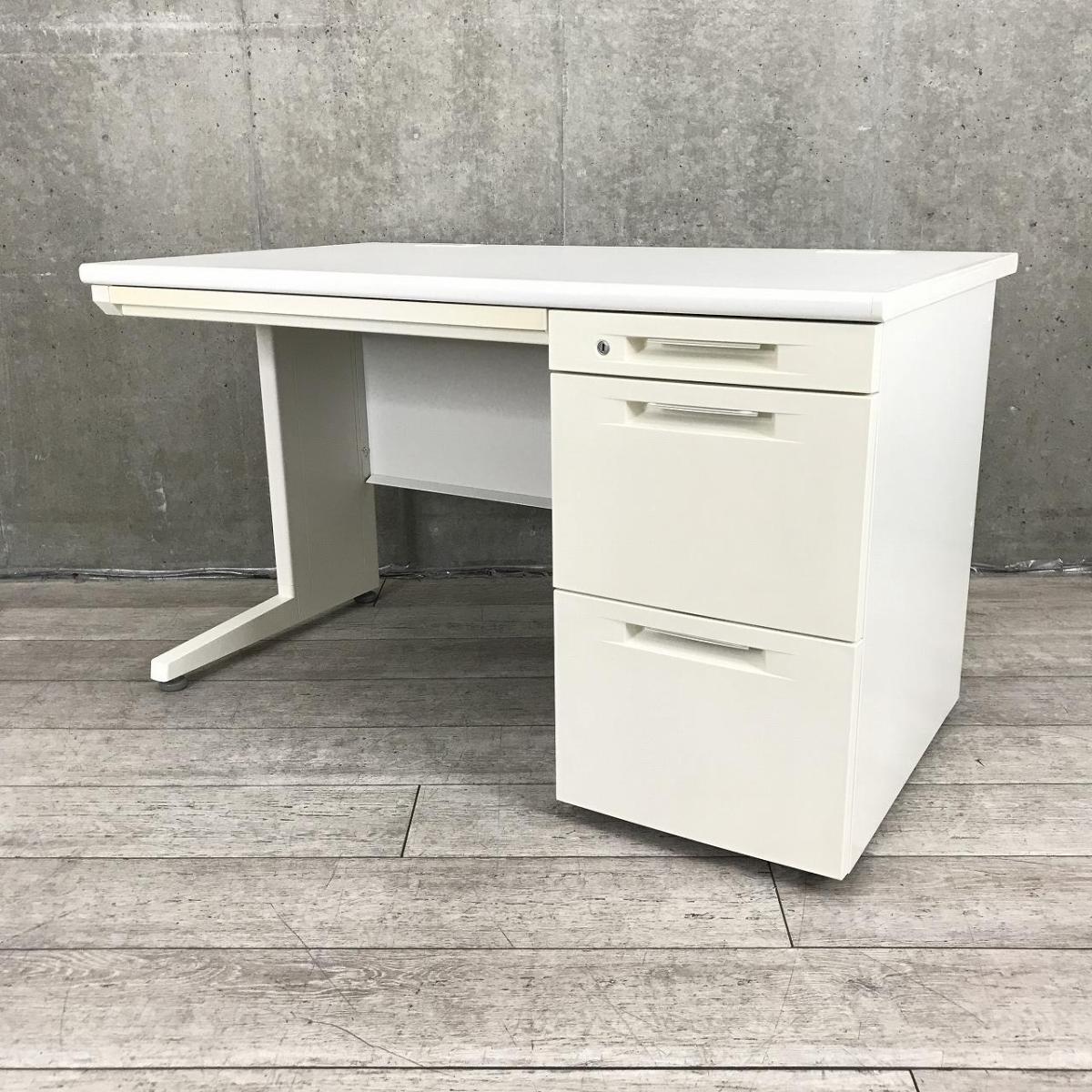 【定番サイズの幅1200㎜！人気のホワイトカラーの片袖机！】■オカムラ（okamura）製　ヴィラージュシリーズ　片袖机　(W1200/D700/H700)　■ホワイト　■シリンダー錠　※日焼け有【収納も充実で使いやすい！】
                        ヴィラージュデスク
                                    中古
            