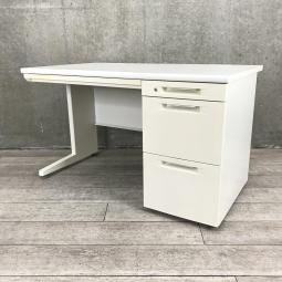 【定番サイズの幅1200㎜！人気のホワイトカラーの片袖机！】■オカムラ（okamura）製　ヴィラージュシリーズ　片袖机　(W1200/D700/H700)　■ホワイト　■シリンダー錠　※日焼け有【収納も充実で使いやすい！】