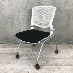 【関東倉庫在庫品】【会議や研修にオススメのチェア！】■オカムラ製　グラータ　ネスティングチェア　■ホワイト　座面：ブラック【弊社使用欄：A00993539】【ECBMC】【在庫入替セール品につき限定特価！】