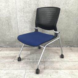 【関東倉庫在庫品】【会議や研修にオススメのチェア！】■オカムラ製　グラータ　ネスティングチェア　■ブラック　座面：ブルー【弊社使用欄：A00991576】【ECBMC】【在庫入替セール品につき限定特価！】