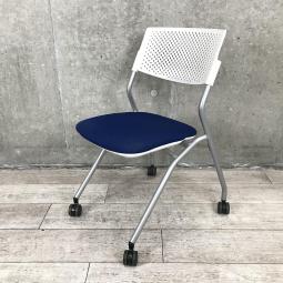 【関東倉庫在庫品】【折り畳んで収納！キャスター付で動作も楽々！】■ウチダ製　FM-365シリーズ　ネスティングチェア　■ホワイト　座面：ブルー【弊社使用欄：A00994369】【ECBMC】【在庫入替セール品につき限定特価！】