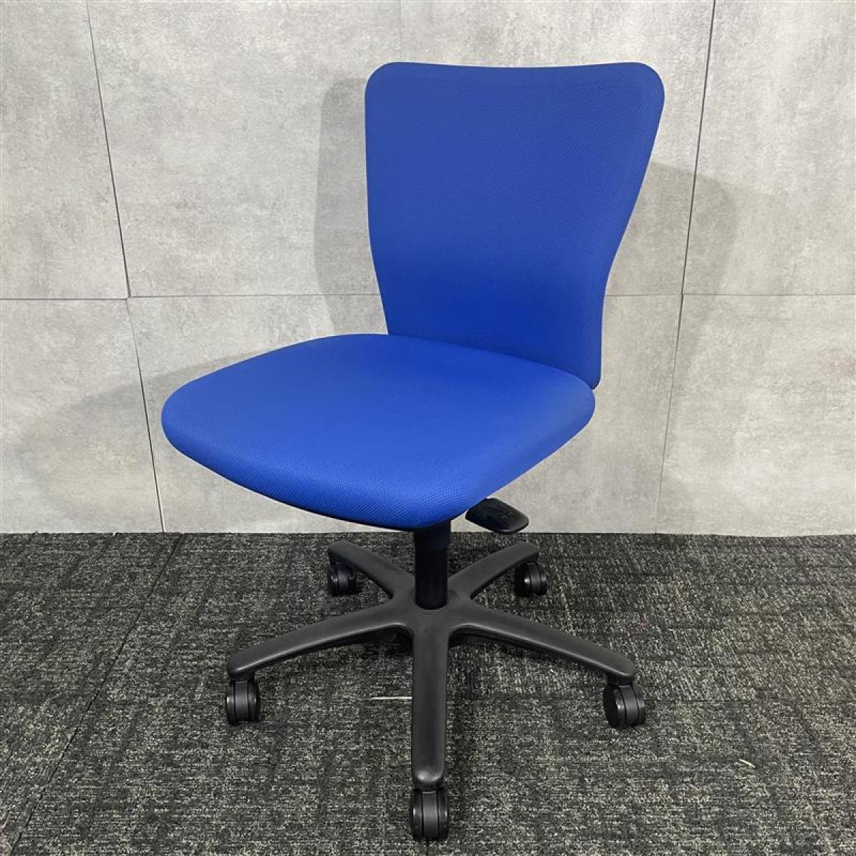 【博】※博多店撮影商品/大量入荷/オカムラ製/カロッツァ/肘無ローバックチェア/ネイビー/福岡/天神/博多/安い/回転椅子/事務椅子/オフィスチェア　＊熊本市で、中古オフィス用品・オフィス家具をお探しなら「オフィスバスターズ熊本サテライト店」へ＊※サテライトは商談スペースのみの為、在庫は福岡の在庫を掲載しております。商品につきましてはお電話にてお問い合わせください。＊
                        カロッツァチェア
                                    中古
            