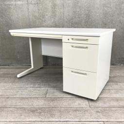 【定番サイズの幅1200㎜！人気のホワイトカラーの片袖机！】■オカムラ（okamura）製　ヴィラージュシリーズ　片袖机　(W1200/D700/H700)　■ホワイト　■シリンダー錠　※日焼け有【収納も充実で使いやすい！】【弊社使用欄：A01022309】