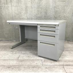 【人気の定番サイズ！使い勝手が良く耐久性に優れた片袖机が入荷！！】■内田洋行（UCHIDA）製　FEED-Nシリーズ　片袖机　袖4段　W1200㎜×D700㎜　■配線口付（配線タップ欠品）　■シリンダー錠　■グレー　※日焼け有【弊社使用欄：A01024532】