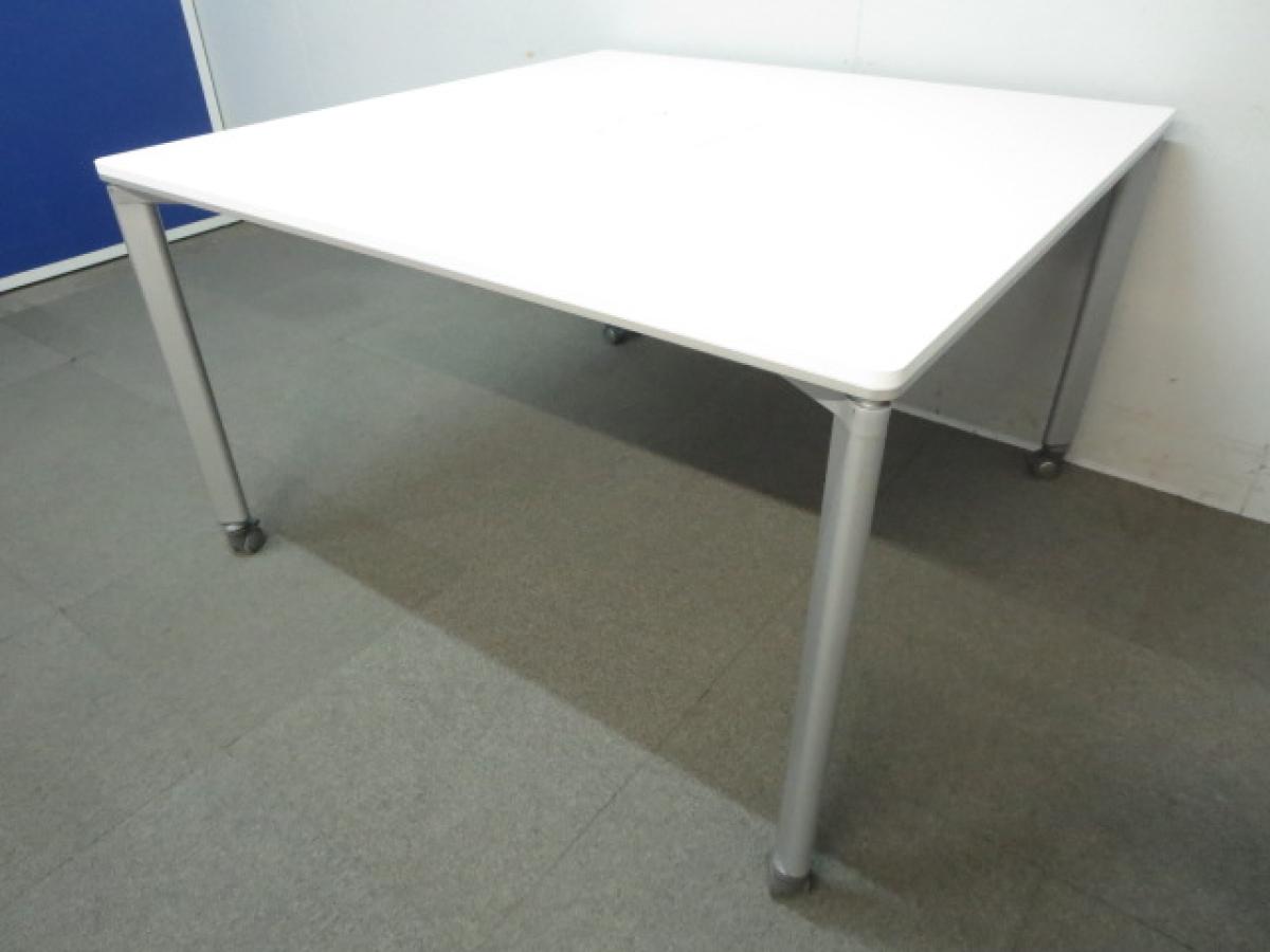 【広々としたワークスペースでパソコン作業も快適！】■コクヨ製　ワークテーブル　W1200×D1200×H720mm　配線ボックス付　ホワイト　■キャスター付でフレキブルに使えます！【KOKUYO　WORK SORT】【ABW】
                        その他シリーズ
                                    中古
            