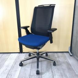 【先進ワークスタイルに対応する革新的機能と最高の座り心地！】■コクヨ（KOKUYO）　インスパイン（INSPINE）　ハイバック　肘付き　背面メッシュ　■ランバーサポート/ハンガー付き　■可動肘　■背面：ブラック/座面：ブルー【弊社使用欄：A01024584】