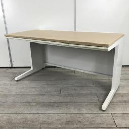 【在庫入替セール】【1台限定】【広々としたワークスペースで使いやすい！】■オカムラ（okamura）製　アドバンスシリーズ　平デスク　引き出し付　■W1400×D700×H720mm　■天板：ナチュラル木目柄/本体：ホワイト　■配線ダクト