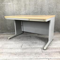 【在庫入替セール】【6台入荷】【人気のナチュラル木目カラーがお買い得！】■オカムラ(okamura)製　SD-eシリーズ　平机　引き出し付　W1200×D700×H700mm　■天板：木目ナチュラル/本体：グレー　【ワークスペース充実！人気の国産スチールデスク！】