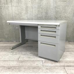 【人気の定番サイズ！使い勝手が良く耐久性に優れた片袖机が入荷！！】■内田洋行（UCHIDA）製　FEED-Nシリーズ　片袖机　袖4段　W1200㎜×D700㎜　■配線口付（配線タップ欠品）　■シリンダー錠　■グレー　※日焼け有
