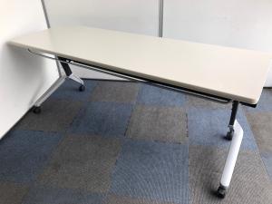 【在庫入替品】【平行スタックで省スペース収納！フレキシブルに使えるキャスター付き！】■コクヨ（KOKUYO）　サイドスタックテーブル　■W1800×D600㎜　■グレー　■幕板付き【K】