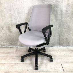 【理想的な作業姿勢をキープ！通気性も良い背もたれメッシュ！】■イトーキ（ITOKI）　 ノナ（nona）チェア　ハイバック　肘付き　■サークル肘　■背面メッシュ　■ライトグレー × ブラックシェル