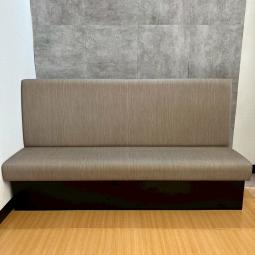 【ソファ】　高品質　ブース　ソファー　パーテーション　レイアウト変更　集中　カフェ　ABW　小型　＊福岡市拠点の「オフィスバスターズ福岡南店」は、福岡はもちろん、岡山・広島エリアにも対応しています。中古オフィス家具・チェア・デスク・複合機など一式手配可能。各地に特化した在庫とワンストップ対応で、起業・移転・レイアウト変更にしっかり対応し、岡山・広島でも安心の選択肢をご提供します。＊