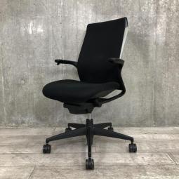 【関東倉庫在庫品】■コクヨ/M4　肘付ハイバック　■ブラック　■ホワイトフレーム　■メッシュバック　■固定肘