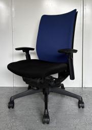 【関西倉庫在庫品】■オカムラ（okamura）製　ヴィスコンテ（Visconte）チェア　肘付ハイバック　■背面：ミディアムブルー　座面：ブラック　■クッションタイプ　■可動肘