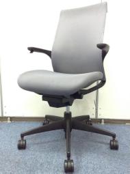 【コクヨ製のデザインに優れたチェアが入荷しました！！】コクヨ　M4　肘付　グレー　樹脂脚　KOKUYO　中古　高級チェア　増員　オフィスバスターズ東大阪店