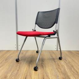 【関西倉庫在庫品】オカムラ製　プロスタックシリーズ　レッドカラー　プレーンタイプ　背面樹脂メッシュ　レッド(座面)×ブラック(背メッシュ)　コンパクトに積み重ねて収納　ネスティングチェア！！中古　キャスター付　オフィスバスターズ東大阪店