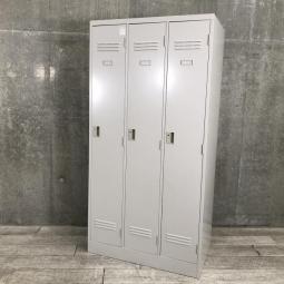 【ゆとりのある収納スペース！衣類や個人の荷物の管理・増員にもオススメ！】■イトーキ（ITOKI）製　J型ロッカー　3人用更衣ロッカー　■グレー　■シリンダー錠 【常に人気の高い更衣用ロッカー！】
