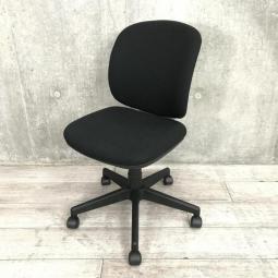 【シンプルなのに上質！フィット感が快適なコンパクトサイズのOAチェア！】■プラス （PLUS）製　プリセア（Presea）　肘無し　ローバックチェア　■ブラック×ホワイトシェル 【弊社使用欄：A01024438】
