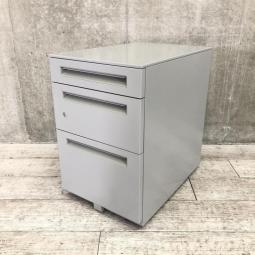 【在庫セール品・2台限定】■ウチダ製　STシリーズ　デスクインワゴン　H610㎜　■マイルドグレー　■シリンダー錠　【デスク下に置いて収納アップ！使い勝手抜群のキャスター付き3段ワゴン！】