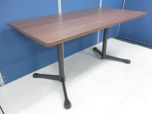 【1台限定】【在庫入替品】オカムラ製アクティオフェローシリーズのミーティングテーブルが入荷しました！ミーティングテーブルなのにキャスター付き！！木目天板が落ち着いた空間に仕上げます!!　オフィスバスターズ　梅田本店