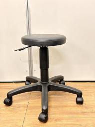 【1台限定入荷！】ブラックカラー　背もたれが無いので、省スペースでも・・・　スツール　丸椅子！！　オフィスバスターズ　梅田本店