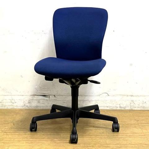 人気オカムラのシーティング　スラート　ローバックモデル　肘無しチェア　ミディアムブルー×ブラック【愛知・名古屋・豊田・静岡・浜松】