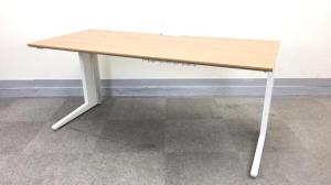 【在庫セール品・1台限定】■オカムラ/プロユニット　W1600/D740/H720　■ナチュラル天板　■ホワイト　■引き出しなし　【ホワイト×木目のカジュアルカラーデスク！】