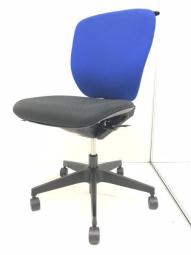 【腰にフィットするランバーサポート！】■イトーキ製　プラオチェア　ブルー　ハンガー付　■身体にやさしい！本格的なデスクチェア！【腰痛対策にオススメ！】