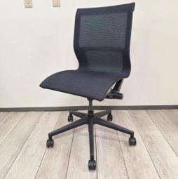 【在庫セール品・2脚限定】シンプルにカタチの美しさを追求したタスクチェア　■アイリスチトセ製