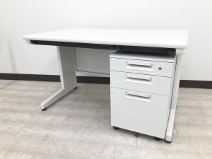 【収納も充実で使いやすい！定番人気 幅1200㎜の平机＋ワゴンセット！】■イトーキ（ITOKI）製　CZNシリーズ　片袖机　(W1200/D700/H700)　■ホワイト　■シリンダー錠　※付属のワゴンは在庫状況によりシリーズが異なる場合がございます。
