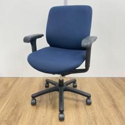 【在庫セール品・1脚限定】■イトーキ（ITOKI）製　トルテチェア　肘付ローバック　■可動肘　■ディープブルー × ブラックシェル【全ての機能をコンパクトに！　クッション性が高く座り心地が良い！】