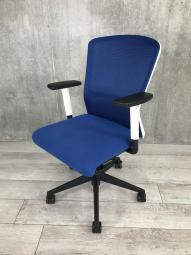 【在庫セール品・3脚限定】■内田洋行（UCHIDA）エルフィチェア　肘付ミドルバック　■色：ブルー　【メッシュチェアをお手頃価格で！！可動肘も付いている高機能チェア！！】