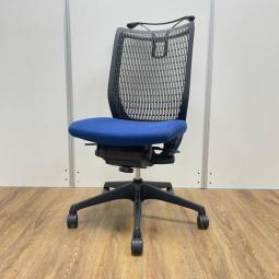 【在庫入れ替え品の為お安くなっています！】オカムラ製　ヴィスコンテシリーズ　ミディアムブルー　ブラックフレーム　コートハンガー付き　人間工学に基づいた心地よい座り心地！　高いデザイン性と快適なクッション性が人気　肘無しハイバックチェア！！オフィスバスターズ心斎橋店