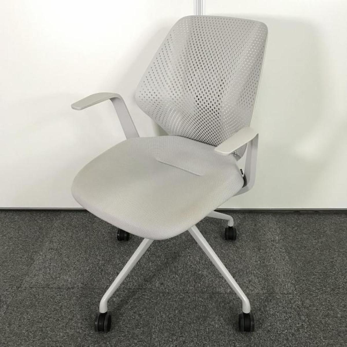 【在庫セール品・8脚限定】■イトーキ製（ITOKI）　キュアチェア（QuA）　ミーティングチェア　■固定肘　■ライトグレー　■樹脂メッシュバック　■4本脚　　【腰回りをしっかりサポート！オフィスに新しい風を吹き込むライトタスクチェア】
                        キュアチェア
                                    中古
            