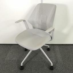 【在庫セール品・8脚限定】■イトーキ製（ITOKI）　キュアチェア（QuA）　ミーティングチェア　■固定肘　■ライトグレー　■樹脂メッシュバック　■4本脚　　【腰回りをしっかりサポート！オフィスに新しい風を吹き込むライトタスクチェア】