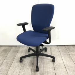 【シンプルなデザインと厚みのあるクッションが大人気！機能充実のワーキングチェア】■オカムラ（okamura）製　スラートチェア（sulato）　肘付ハイバック　■可動肘　■ミディアムブルー×ブラックシェル