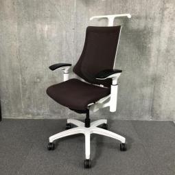 【スタイリッシュなデザインのメッシュチェア・姿勢の変化にフレキシブルに対応！】■イトーキ（ITOKI）製　エフ（f）チェア　ハイバック肘付き　背面メッシュ　■可動肘　ハンガー付　■チョコレートブラウン × ホワイトシェル