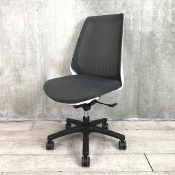 【理想的な作業姿勢をキープ！通気性も抜群な背もたれメッシュ！】■イトーキ（ITOKI）製　ノナ（nona）チェア　ハイバック　肘無し　背面メッシュ　■オフブラック× ホワイトフレーム