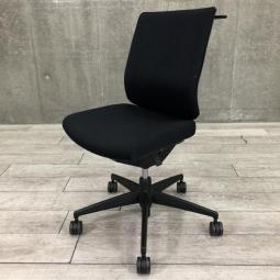 人気のミドルクラスチェアが入荷！座り心地の良いオフィスの定番シリーズ！ランバーサポート付き！
■コクヨ/ウィザード2/ブラック　コートハンガー付　ローバック