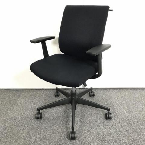人気のミドルクラスチェアが入荷！座り心地の良いオフィスの定番シリーズ！ランバーサポート付き！
■コクヨ/ウィザード2/ブラック　コートハンガー付　ローバック 肘付(デザインアーム)