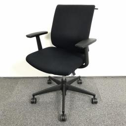人気のミドルクラスチェアが入荷！座り心地の良いオフィスの定番シリーズ！ランバーサポート付き！
■コクヨ/ウィザード2/ブラック　コートハンガー付　ローバック 肘付(デザインアーム)