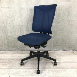 【定価約12万円】【座るとわかる快適さ・骨盤にしっかりフィットする！チェア自らが動き座る人の体を支える「おもてなし」の心を体現した高級チェア！ 】■イトーキ製（ITOKI）　セレーオチェア (celeeo)　肘無ハイバック　■メッシュ背面　■ハンガー付　■ストロングブルー×ブラックシェル