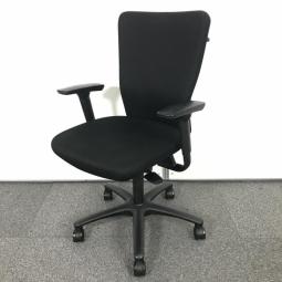 【スタンダードなデザインで快適な座り心地！人間工学に基づいた快適シーティング！】■オカムラ(okamura)製　カロッツァチェア　肘付ハイバック　■ブラック　■可動肘　■ハンガー付