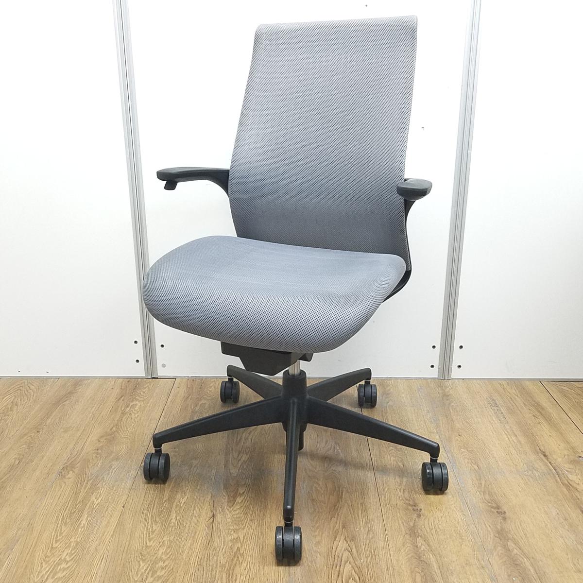 コクヨ製　エムフォー(M4)シリーズ　ソフトグレー　固定肘　手元のレバーで上下昇降が可能！　スタイリッシュなコクヨ製の定番シリーズ！　肘付きハイバックチェア！！
                        M4 樹脂
                                    中古
            