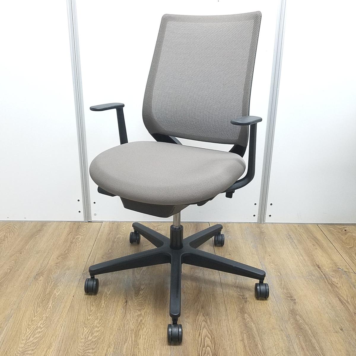 コクヨ製　ミトラ2シリーズ　ダークグレージュ　ブラックフレーム　背面メッシュ　L型※固定肘　すっきりと上質なデザイン！　快適な座り心地を実現するオフィスチェア！　肘付きローバックチェア！！
                        ミトラシリーズ
                                    中古
            