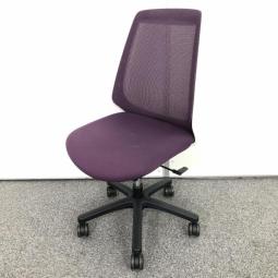 【コンパクトで使い勝手抜群、国内4大メーカーのイトーキ製ノナシリーズ！メッシュ構造で通気性抜群！長時間のデスクワークにもおすすめ！】■イトーキ (ITOKI)製　ノナ（nona）シリーズ　ハイバック　肘無し　背面メッシュ　■プラムパープル　(シェル：ホワイト)【弊社使用欄：A01018575】