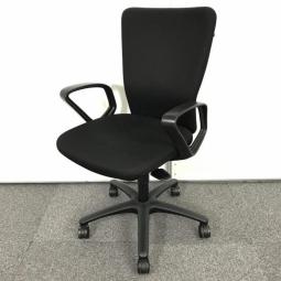 【分厚いクッションとシンプルで使いやすい操作性！オフィスの王道チェア】■オカムラ（okamura）製　カロッツァ（Carrozza）チェア　肘付ハイバックチェア　■サークル肘/ハンガー付　■ブラック【弊社使用欄：A01017760】