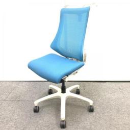 【スタイリッシュで座り心地も抜群！　高機能チェア入荷！】■イトーキ（ITOKI）製　エフ(f)チェア　肘無ハイバック　■メッシュ背面　■ブルー×ホワイトフレーム